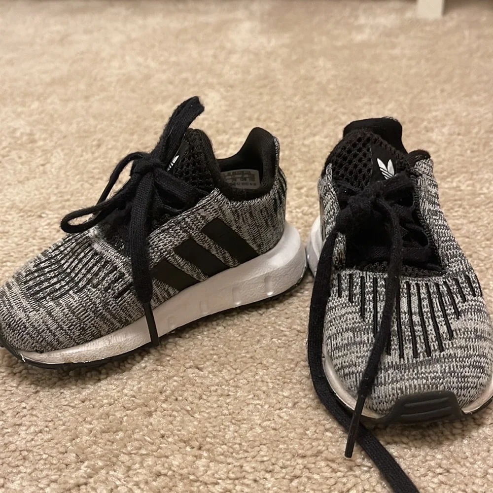 COPY - Adidas size 5 toddler sneakers - Picture 2 of 5